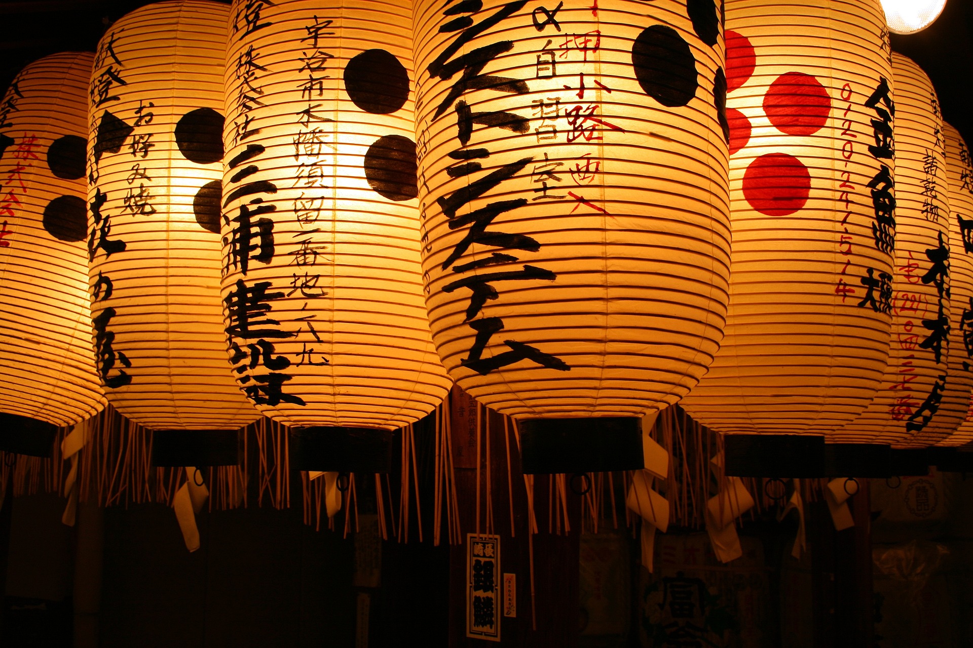 Lanternes japonaises rouges suspendues éclairées de nuit