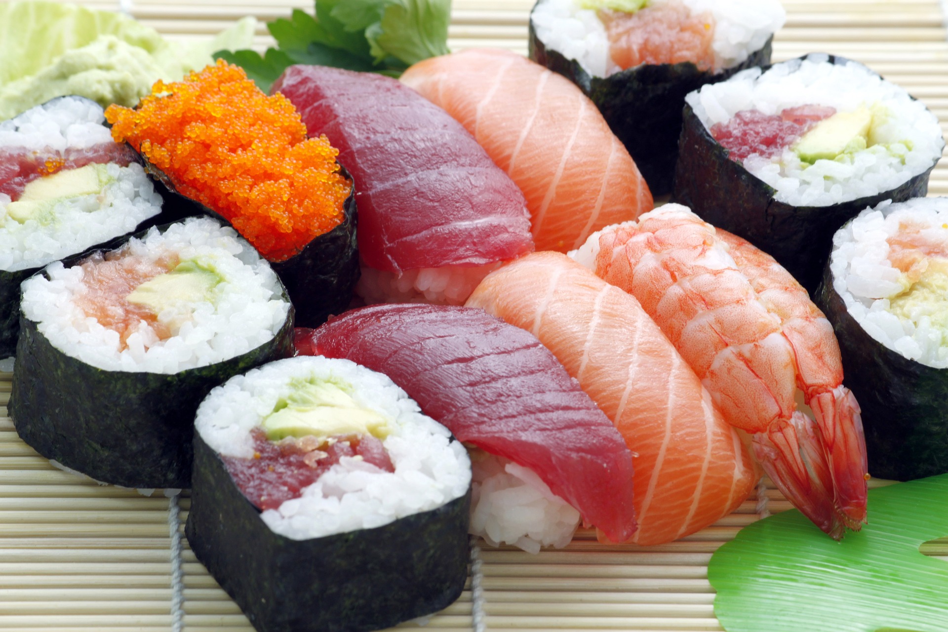 Assortiment de sushis et makis frais dressés sur un plateau en bois