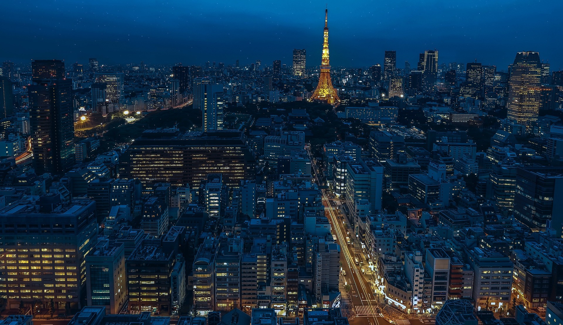 Vue aérienne nocturne sur la Tour de Tokyo illuminée