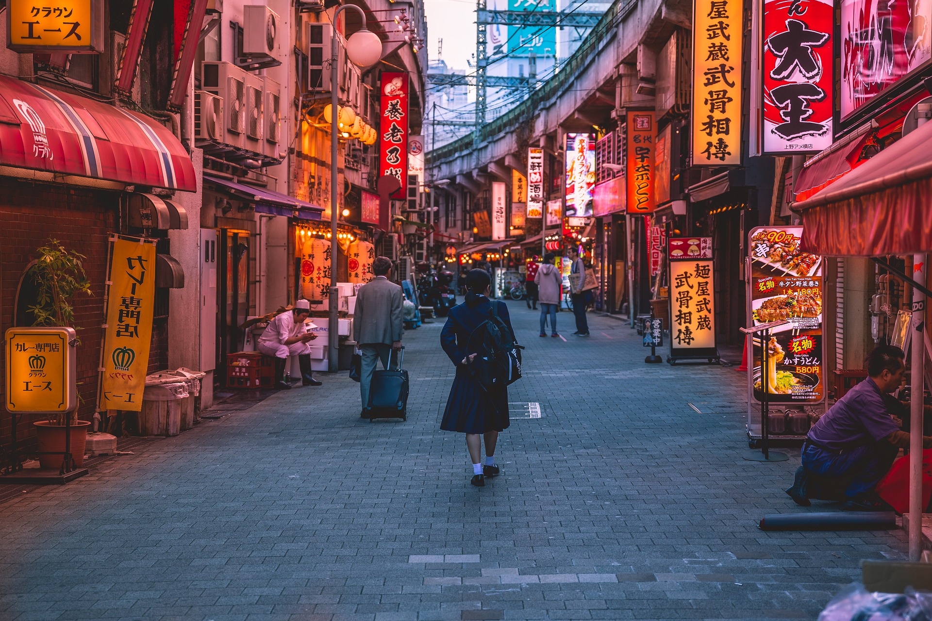Femme en kimono traditionnel marchant sous les cerisiers